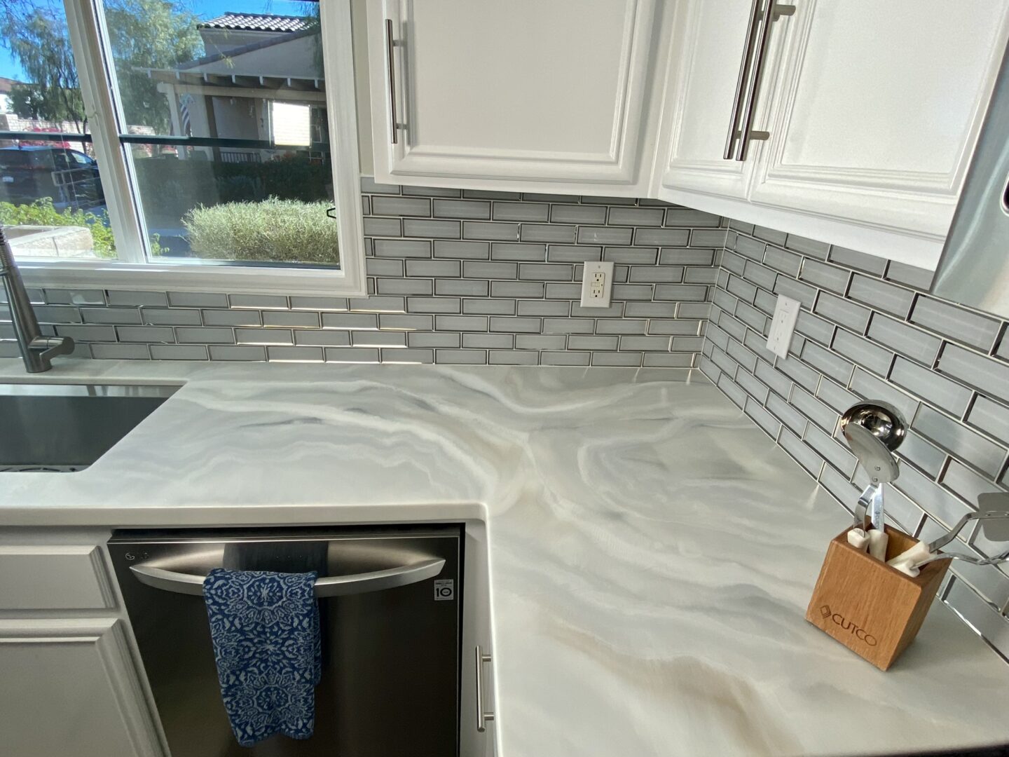 Sonia Stone Design: Elegant Epoxy Countertops with a Touch of Warmth